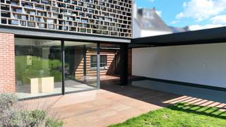 SOUS OFFRE - VISITES SUSPENDUES Wauthier-Braine, dans une jolie rue paisible très accessible, splendide villa totalement rénovée proposant...