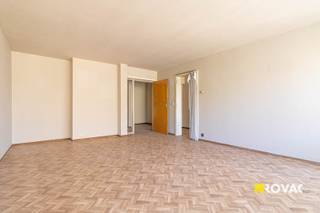 Dit appartement is ideaal gelegen in het centrum, op wandelafstand van openbaar vervoer, winkels en andere voorzieningen.<br /><br />Het appartement bevindt zich in een verzorgd gebouw met lift en omvat de volgende indeling: inkomhal, lichtrijke leefruimte, ingerichte keuken, twee slaapkamers waarvan één met toegang tot een rustig gelegen terrasje aan de achterzijde. Verder beschikt het appartement over een praktische berging, een badkamer en een extra terras aan de voorzijde.<br /><br />Op het gelijkvloers is er een privatieve autostandplaats en een eigen berging inbegrepen. Daarnaast is er een gemeenschappelijke fietsenberging beschikbaar voor de bewoners.<br /><br />Troeven op een rij:<br /><br />- Centrale ligging, nabij openbaar vervoer en faciliteiten<br />- EPC-label C<br />- Inclusief autostandplaats<br />- Twee terrassen (voor- en achteraan)<br />- CV op aardgas<br />- Lift aanwezig