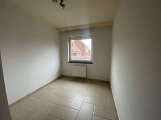 Dit instapklaar en lichtrijk appartement van 82m² biedt alles wat je nodig hebt voor comfortabel wonen. De ruime leefruimte met open keuken geeft uit op het terras, waar je geniet van een rustgevend open uitzicht zonder inkijk.<br /><br />Het appartement beschikt over twee volwaardige slaapkamers, een moderne badkamer en praktische opbergruimtes. Dankzij het ontbreken van bovenburen geniet je hier van extra rust en privacy.<br /><br />Gelegen in een recent gebouw (2010) met lage gemeenschappelijke kosten (geen syndicus) en een gunstige EPC-score A. Dat zorgt voor energiezuinig en betaalbaar wonen. Er zijn aparte meters voor water, elektriciteit en gas, een conforme elektrische keuring, fietsenstalling en een moderne lift.<br /><br />De ligging is een absolute troef: trein- en bushaltes bevinden zich vlakbij. Het centrum, scholen en supermarkten zijn vlot bereikbaar te voet.<br /><br />verplicht tot aankoop van een garage (15.000 euro ) of staanplaats (7.000 euro)<br />Extra voordeel: € 1867 korting op de registratierechten voor een enige eigen woning.<br />Contacteer ons vandaag nog voor een bezoek!<br />