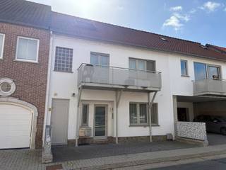 IN 2007 VOLLEDIG GERENOVEERD DUPLEX-APPARTEMENT MET EEN BEWOONBARE OPPERVLAKTE VAN 84M², EEN TERRAS VAN 5M², 1 SLAAPKAMER, DUBBEL GLAS EN CV...