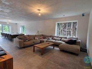<span><span><strong>Hoogwaardig afgewerkte nieuwbouwwoning nabij centrum Arendonk op wandelafstand van natuurgebied "Het Goorken".<br /><u><br />Een bezoek aanvragen kan eenvoudig via onze website: www.immodrie.be. Zoek het pand terug onder 'Te Huur' en selecteer vervolgens op de pagina de optie 'Bezoek aanvragen'. Omwille van de grote reeks aanvragen, worden verzoeken via Immoscoop of andere portaalsites niet verwerkt.<br /></u></strong></span></span>
<p><span>Via de voordeur komt u binnen in een verzorgde inkomhal met vestiairemogelijkheden, een gastentoilet en de trap naar de eerste verdieping. Meteen rechts bevindt zich een aparte bureauruimte, ideaal als thuiskantoor, praktijkruimte alsook een aansluitende ruime berging/speelkamer. Dankzij de ligging aan de voorzijde van de woning geniet deze ruimte van voldoende privacy en is ze perfect afgescheiden van het dagelijkse gezinsleven.</span></p>
<p><span>Verder in de woning opent de hal zich naar het ruime leefgedeelte, waar woonkamer, eetplaats en open keuken naadloos in elkaar overvloeien. De grote raampartijen aan de achterzijde en zijkant van de woning zorgen voor een overvloed aan natuurlijk licht en creëren een aangename verbinding met het terras en de tuin. </span></p>
<p>De stijlvolle open keuken vormt het centrale ontmoetingspunt van de woning. Het royale kookeiland is uitgerust met een kookplaat voorzien van geïntegreerde afzuiging en biedt bovendien heel wat extra kastruimte. Aan de leefzijde van het eiland is plaats voorzien voor barkrukken, waardoor u er gezellig kunt ontbijten, aperitieven of gasten gezelschap kunt houden tijdens het koken. De strak uitgewerkte keukenwand is volledig uitgerust met een combi-oven, een geïntegreerde vaatwasser, een ruime koelkast en een spoelbak.<br /><br /><span>Aansluitend aan de keuken is er tevens nog een voorraadberging aanwezig alsook de achterinkom (zij-ingang) van de woning met daarnaast de technische ruimte voorzien van een aansluiting voor de wasmachine/droger.</span></p>
<p><span>Vanuit de eetkamer stapt u via de grote glaspartijen het terras en de tuin in, waardoor binnen en buiten op een natuurlijke manier in elkaar overlopen en u optimaal kunt genieten van de rustige, groene omgeving.<br /></span></p>
<p><span>Op de eerste verdieping leidt de nachthal naar drie volwaardige slaapkamers, elk voorzien van voldoende ruimte. </span><span>Daarnaast beschikt de verdieping over een multifunctionele ruimte die volledig naar eigen wens kan worden ingericht als dressing of bureau. </span></p>
<p><span>Een troef van deze woning is de aanwezigheid van </span>twee volledig uitgeruste badkamers<span>. De eerste badkamer is ingericht met een ligbad, een inloopdouche en een badkamermeubel met dubbele wastafel. Dankzij de oppervlakte blijft er bovendien voldoende plaaats over voor het toevoegen van extra badkamerkasten of een decoratief meubel.</span></p>
<p><span>De tweede badkamer beschikt eveneens over een comfortabele inloopdouche en een badkamermeubel met dubbele wastafel. Ook hier is extra ruimte voorzien voor een bijkomende kast of decoratieve inrichting.</span></p>
<p><span>Verder bevindt zich op deze verdieping een afzonderlijke wasruimte/berging alsook een apart toilet.</span></p>
<p><span>De woning bevindt zich op een rustige locatie nabij natuurgebied </span>Het Goorken<span>. Tegelijk bereikt u het centrum van Arendonk, scholen, winkels en andere voorzieningen in slechts enkele minuten. </span></p>
