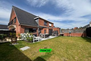 Zoekt u een tijdelijke huurwoning in Deerlijk, dan is deze woning de perfecte match voor u!Welkom in een rustige doodlopende straat, dichtbij scholen...