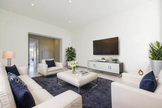 BETAALBARE EN INSTAPKLARE WONING die dankzij een TOTAALRENOVATIE IN 2019 perfect geschikt is als STARTERSWONING of INTERESSANTE OPBRENGSTEIGENDOM. Gelegen in een RUSTIGE STRAAT NABIJ HET CENTRUM VAN RONSE, biedt deze woning het beste van twee werelden: de charme van een RESIDENTIËLE BUURT gecombineerd met de nabijheid van WINKELS, SCHOLEN EN OPENBAAR VERVOER OP WANDELAFSTAND. De LICHTRIJKE LEEFRUIMTE sluit mooi aan op een VOLLEDIG UITGERUSTE KEUKEN, voorzien van een PRAKTISCHE BERGING en AFZONDERLIJK TOILET. Op de eerste verdieping bevinden zich TWEE VOLWAARDIGE SLAAPKAMERS en een MODERNE BADKAMER, terwijl de ZOLDERVERDIEPING werd ingericht als DERDE SLAAPKAMER. De ENERGETISCHE RENOVATIE resulteerde in een GUNSTIG EPC-LABEL en een CONFORME ELEKTRISCHE INSTALLATIE – troeven die niet alleen WOONCOMFORT maar ook ZORGELOOS INVESTEREN garanderen. Buiten nodigen een ZONNIG TERRAS en AANGENAME STADSTUIN uit tot genieten in alle rust. VLOTTE PARKEERMOGELIJKHEID IN DE STRAAT maakt het plaatje compleet. Een RENDEMENTSGERICHTE ÉN SFEERVOLLE WOONKANS in het HART VAN RONSE.<br /><br />Adres: Geraardsbergenstraat 12 te Ronse<br /><br /><span>G-score + P-score A. Geen renovatieverplichting van toepassing.</span>