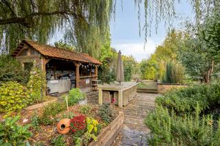 Ruime alleenstaande woning met een totale oppervlakte van 2700 m², een bewoonbare oppervlakte van 282 m² .<br />Woning  met bouwjaar 1967 maar recent volledig gerenoveerd.<br /><br />De woning bestaat uit een volledig ingerichte keuken (Amerikaanse ijskast, fornuis van 110 cm, stoom-en combi-oven, vaatwasser),  ruime living, bijkomende leefruimte in een prachtige en volledig geïsoleerde veranda, wasplaats met bijkomend toilet, 2 ruime badkamers (1 beneden met ligbad/douche en dubbele lavabo + WC/1 boven met ruime inloopdouche, lavabo en WC )  + 5 ruime slaapkamers, ook bruikbaar als hobby e/of bureelruimte), inpandige garage nu in gebruik als berging.<br />Centrale verwarming op aardgas ( HR-ketel van 1 jaar oud ), + haard en pelletkachel voor de gezelligheid . <br />Stadswater, putwater en regenwater met pomp .<br />Dak , ramen en gevel volledig geïsoleerd (EPC C,bijna B ).<br />Gedeeltelijk onderkelderd.<br />Mogelijk tot volledig beneden  wonen , of  zelfstandig beroep uit te oefenen (gescheiden inkom mogelijk).<br />Geasfalteerde oprit.<br />Buiten beschikt de woning over een zeer ruime garage/atelier van 72 m².<br />Buitenkeuken en serre, en een riante tuin met verschillende fruit-en sierbomen maken optimaal buiten genieten mogelijk.<br />Geen overstromingsgevoelig gebied, geen beschermd erfgoed.<br />Elektriciteit niet conform.<br />Niet asbestvrij (het gaat om één stopcontact en een oude meter die door de nutsmaatschappij moet verwijderd worden).<br /><br />De algemene voorwaarden van Dewaele DIY kunt u steeds raadplegen via dewaele.com.<br /><br />Bestuursmaatregelen in het maatregelenregister: nee