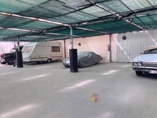 STAANPLAATSEN TE HUUR - GOEDE CENTRALE LIGGING - MET CAMERABEWAKING - AUTOMATISCHE POORT. STAANPLAATS nummer 6 - 3m OP 6m. IDEAAL VOOR OLDTIMER, AUTO, KLEINE CARAVAN ...