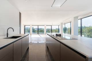 <p><strong>Residentie 'Park View' prestigieus wooncomplex gelegen in het hartje van Antwerpen. Unieke luxe ingerichte PENTHOUSE ca. 237 m² met fenomenaal riant dakterras ca. 112m² met wintertuin waar u geniet van een uniek panoramisch zicht over het stadspark, de stad, Centraal Station, Zoo en de omgeving . Het gebouw heeft slechts 7 appartementen en 1 appartement per verdieping.<br /></strong></p>
<p><strong>Dit duplex penthouse op de 7e verdieping biedt luxe en comfort in een unieke setting.</strong> Bij binnenkomst wordt u verwelkomd in een ruime inkomhal met gastentoilet en vestiaire. De royale leefruimte, afgewerkt met parketvloeren, baadt in natuurlijk licht dankzij de kamerhoge raampartijen die uitkijken op de rondvijver en het groen van het Stadspark. De open, kwalitatieve Siematic keuken is volledig uitgerust met een kookeiland, opbergkasten en hoogwaardige toestellen.<br /><br />Via de nachthal bereikt u de masterbedroom met een ensuite badkamer voorzien van een ligbad en inloopdouche. Verder beschikt het penthouse over twee extra slaapkamers (eveneens met parketvloeren), een aparte douchekamer voorzien van een inloop regendouche, toilet, handdoekdroger, dubbele lavabo in een meubel. Verder is er een praktische berging/wasplaats.</p>
<p><strong>Het absolute pronkstuk</strong> is het fenomenale <strong>private dakterras</strong> van <strong>112 m²</strong>. Hier geniet u van een adembenemend panoramisch uitzicht: vooraan over het Stadspark en achteraan over de Stad Antwerpen, het Centraal Station en het diamantkwartier. Het dakterras beschikt over een winterkamer/patio, ingericht als extra salon of slaapkamer met een eigen badkamer (douche en lavabo). Deze ruimte is voorzien van vloerverwarming, koeling en airconditioning, evenals zonnewerend en hoogrendementsglas.</p>
<p>Uw wagen parkeert u eenvoudig op een <strong>dubbele ondergrondse parkeerplaats</strong>, toegankelijk via een ruime autolift.<br /><br /><span><strong>BIJZONDERHEDEN;</strong> </span><br />- U<span>itzonderlijke woonbeleving<br /></span>- Beide verdiepen zijn voorzien van vloerverwarming en koeling + airco, ventilatiesysteem<br />- Uiterst gunstig gelegen (stadspark, Centraal Station, Meir, Diamantwijk...)<br />- Exeptionele uitzichten<br />- Energiezuinig gebouw en appartement - recente building<br />- 1 appartement per verdieping<br />- Dubbeke parkeerplaats in het gebouw aanwezig <br />- Lift in het gebouw <br />- Kelder inclusief<br />- Verkoop onder BTW-stelsel</p>