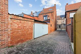 In het centrum van Meerhout presenteren wij deze perfect onderhouden en gerenoveerde halfopen bebouwing. Dankzij het EPC-label C, een...