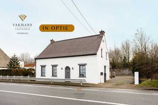 Bent u op zoek naar een alleenstaande woning met 3 slaapkamers, een grote garage van 40 m² en eveneens een groot tuinhuis/ateliertje van 40 m² ? Kom dan zeker een bezoek brengen aan deze eigendom in fermettestijl.<br /><br />Deze charmante woning vraagt met de tijd nog enkele renovatie werken maar is op vandaag perfect instapklaar en kan gemakkelijk bewoond worden.<br />U kan binnenkomen via de voordeur aan de voorkant maar ook zeer gemakkelijk via de achterkant via de oprijlaan met een nieuw zwart hek. <br />Buiten treft u verder nog een gezellige terras in connectie met de mooie aangelegde grote zuidgerichte tuin waar u van veel privacy kan genieten. <br /><br />Op het gelijkvloers : inkomhal, open mooie grote leefruimte met living, eetplaats, nieuwe keuken met aparte eethoek.<br />De badkamer met douche, lavabo en toilet is ook op het gelijkvloers. Verder is er nog een veranda naast de keuken en een extra grote praktische berging dat eventueel nog een extra slaapkamer kan zijn. <br /><br />Op de eerste verdieping zijn er 3 slaapkamers, 1 super grote en 2 kleinere. In de gang zijn er ingemaakte kasten gemaakt ideaal te gebruiken als dressing. <br /><br />De woning is gemakkelijk bereikbaar en dichtbij alle faciliteiten zoals winkels, scholen, openbaar vervoer en sport gelegenheid.<br />Wij helpen u graag verder in uw zoektocht. U kan ons bellen voor alle informatie en begeleiding. <br /> 