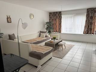 Appartement gelegen op de eerste verdieping (opgelet, geen lift!), De indeling is de volgende: lichtrijke woonkamer, geïnstalleerde keuken met toestellen (oven, vaatwasser, frigo/diepvriezer) en eetplaats. Verder is er een badkamer met ligbad/douche, lavabo, toilet, en aansluiting wasmachine. Het appartement beschikt over één slaapkamer met toegang tot het zonnige balkon. Het appartement beschikt ook over een privé kelder. Aparte tellers elektriciteit en water. Uitstekende ligging nabij supermarkten, invalswegen, openbaar vervoer, ... Kleinschalig gebouw zonder syndicus. Uitermate geschikt voor alleenstaande of koppel. Vrij vanaf 16/07/2026. Huurprijs 795 euro/maand + 35 euro/maand gemeenschappelijke kosten. Onderhoud airco en ventilatiesysteem privatieve kost