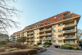 NIVEAU -1Autostaanplaats.Kelderberging.NIVEAU +5Appartement, ingedeeld als volgt:Inkomhal, voorzien van afzonderlijk gastentoilet.Leefruimte...