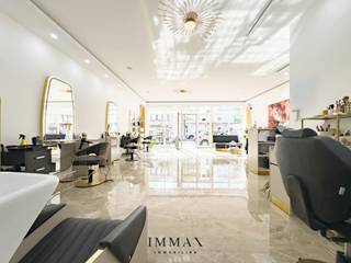 Dit handelspand bevindt zich op een toplocatie op de Bayauxlaan vlakbij het Rubensplein, Casino en de Lippenslaan van Knokke. Het pand biedt een commerciële ruimte met een tweede praktijkruimte/bureau, een afzonderlijke keuken en afzonderlijk toilet. Een ideale investering voor ondernemers die willen profiteren van deze centrale locatie.<br /><br />Mogelijkheid tot aankoop van een autostaanplaats/garagebox in de nabije omgeving!<br />EPB aangifte in opmaak.<br /><br />Aarzel niet om ons te contacteren voor meer informatie via: tel.: 050 62 44 14 of via knokke@immax.be