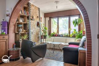 BEZOEKDAGEN VOLZET<br /><br />Deze woning, gelegen in de Vlasgaardstraat 4 te Gent, bevindt zich in een rustige straat op een boogscheut van het stadscentrum. Bovendien ligt het Groenevalleipark op wandelafstand, wat zorgt voor een aangename en groene omgeving. De woning is daarnaast vlot bereikbaar, zowel met het openbaar vervoer als met de auto.<br /><br />Via de inkomhal betreedt u de leefruimte, die aansluit op de keuken en de badkamer (voorzien van douche, lavabo en toilet). Vanuit de inkomhal heeft u eveneens toegang tot de kelder. Op de eerste verdieping bevinden zich twee slaapkamers. De bovenste verdieping beschikt over een bijkomende kamer en een extra ruimte waar een vierde slaapkamer met mezzanine kan worden ingericht.<br /><br />De woning is te renoveren, maar er geldt geen renovatieverplichting, wat extra flexibiliteit biedt. Dankzij de indeling en het volume biedt deze woning tal van mogelijkheden en is ze ideaal als starterswoning, voor studerende kinderen of als investering.<br /><br />De woning is momenteel verhuurd aan €735 per maand.<br /><br />Is dit iets voor u? Plan uw afspraak op onze website vlasgaardstraat4.rosseel.be.<br /><br />Indien meerdere keren de vraagprijs wordt geboden, behoudt de eigenaar zich het recht om eventueel onder gesloten enveloppe te laten bieden door degenen die de vraagprijs boden.