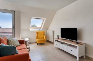 Ontdek dit kwalitatief afgewerkt dakappartement op de 3e verdieping langs de Gistelse Steenweg. Dit appartement beschikt over 2 ruime slaapkamers, een lichtrijke woonruimte en een zuidgericht terras. Mogelijkheid tot aankoop van ondergrondse privatieve autostandplaats voor € 15.000.<br /><br />Met een bewoonbare oppervlakte van circa 87m² geniet dit appartement van een centrale, doch rustige ligging in Sint-Andries (Brugge). Een bushalte bevindt zich vlak voor de deur. Ook winkels, warenhuizen, scholen en sportcentra zijn vlot bereikbaar. Dankzij de nabijheid van belangrijke verbindingswegen is er een vlotte verbinding richting Brugge, E403 en E40. Het appartement is momenteel verhuurd.<br /><br />Indeling: 3e verdieping (circa 87m²) bereikbaar via lift:<br /><br />- Inkomhal van 8m² met apart gastentoilet;<br />- Lichtrijke woonkamer van 34m² met volledig uitgerust leefkeuken;<br />- Zuidgericht terras (toegankelijk via schuifraam uit de woonkamer);<br />- Berging van 5m² met aansluiting voor wasmachine en CV-installatie;<br />- Twee ruime slaapkamers van 10m² en 11m²;<br />- Badkamer voorzien van bad met douchemogelijkheid en lavabo.<br /><br />Extra troeven:<br /><br />- Zuidgericht terras;<br />- Privatieve kelderberging;<br />- Mogelijkheid tot aankoop van ondergrondse privatieve autostandplaats voor € 15.000;<br />- Centrale ligging nabij centrum Sint-Andries en Brugge;<br />- EPC: label B (136). <br />- Lift aanwezig<br /><br />De algemene voorwaarden van Dewaele DIY kunt u steeds raadplegen via dewaele.com.<br /><br />Bestuursmaatregelen in het maatregelenregister: nee