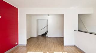 Dit ruim, instapklaar duplex-appartement is gelegen midden in het centrum van het levendige polderdorp Stabroek. Winkels, scholen, openbaar vervoer en gezellige horeca vindt u letterlijk om de hoek. Grote troef aan dit appartement is het grote dakterras, waar u in alle rust en privacy de ganse dag van het zonnetje en de buitenlucht kan profiteren. Bovendien werd het terras in 2025 keurig vernieuwd. U komt het appartement binnen via een aparte inkom, die louter door deze unit gebruikt wordt. De trap leidt u naar de eerste verdieping, waar u boven komt in deze gezellige, lichte en ruime woonkamer. Verder vindt u op de eerste verdieping een gerieflijke, volledig ingerichte leefkeuken met groot schuifraam naar het terras, een hal en apart gastentoilet. Vanuit de woonkamer brengt een tweede trap u naar de bovenste verdieping. Hier treft u de nachthal, een ruime master-bedroom, gigantische badkamer met bad, tweede toilet en dubbele wastafel en een volwaardige kinderkamer. Onder het puntdak beschikt u nog over een praktische bergzolder, die toegankelijk is via een luik met schuiftrap. Het appartement beschikt niet over een garage, maar u kan de wagen gratis parkeren in de tegenovergelegen straat of op het nabijgelegen Picoloplein. Er zijn geen gem. kosten!