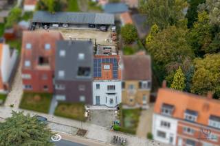 Deze instapklare woning werd volledig vernieuwd en is ideaal voor wie op zoek is naar een comfortabele, energiezuinige thuis.Op het gelijkvloers is...