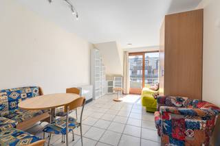 <p>Te koop: studio-appartement in het hart van Nieuwpoort, op de Albert I laan, met vrij zicht en nabij openbaar vervoer.</p>
<p> </p>
<p>Deze recente constructie (bouwjaar 2002) biedt een compacte maar comfortabele woonruimte, ideaal voor wie centraal wil wonen. De studio is zongericht, waardoor u de hele dag geniet van natuurlijke lichtinval. Dankzij de ligging in het centrum heeft u winkels, horeca en het openbaar vervoer op wandelafstand. Het vrij zicht geeft een aangename openheid, zelfs midden in de stad.</p>
<p> </p>
<p>Belangrijkste ruimtes:<br />• Living met veel lichtinval en toegang tot het terras<br />• Open keuken, praktisch ingedeeld<br />• Badkamer met douche en wastafel<br />• Inkomhal met vestiaire<br />• Zongericht terras, ideaal voor een koffiepauze</p>
<p> </p>
<p>Troeven:<br />• Studio pal in het centrum!<br />• Zongericht!<br />• Recente constructie!</p>
<p> </p>
<p>Neem vandaag nog contact op met je ERA-makelaar voor een bezoek.<br />058 222 222 of op gert@eraservimo.be</p>
<p> </p>
<p>JOUW DROOMAPPARTEMENT. ZO GEVONDEN!</p>