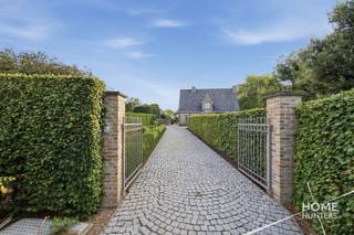 Vanafprijs €749.000, elk bod boven deze prijs wordt voorgelegd aan de eigenaar, die de keuze heeft om al dan niet te aanvaarden.<br /><br />BIEDEN MOGELIJK TOT WOENSDAG 23/09/2026 OM 12U !!! <br /><br />Op een uitzonderlijke locatie in de Gitsbergstraat in Hooglede-Gits bevindt zich deze karaktervolle eigendom op een indrukwekkend perceel van maar liefst 4.441 m². Een woning waar ruimte, privacy en een prachtig aangelegde tuin samenkomen in een uniek geheel.<br /><br />Via de statige oprit bereik je de woning, maar het is vooral de buitenomgeving die meteen alle aandacht opeist. De uitgestrekte, bijzonder verzorgde tuin met indrukwekkende vijver vormt een oase van rust en biedt uitzonderlijke vergezichten. Op heldere dagen reikt het uitzicht zelfs tot Zeebrugge. Ook vanuit de woning en de terrassen op de verdieping blijft de connectie met deze prachtige omgeving voortdurend aanwezig.<br /><br />De woning werd gebouwd in 1981 en doorheen de jaren met bijzonder veel zorg onderhouden en vernieuwd. Binnen word je ontvangen in een ruime inkomhal. Het gelijkvloers beschikt over een bureau of volwaardige slaapkamer, waardoor de woning zich eveneens uitstekend leent voor een vrij beroep of praktijk aan huis. Verder vinden we hier een apart toilet en een royale leefruimte met eet- en zithoek, die naadloos aansluit op de ruime en aangename leefkeuken.<br /><br />Daarnaast beschikt het gelijkvloers over een ruime inpandige garage en een praktische kelder.<br /><br />Op de verdieping geeft de bijzonder ruime nachthal toegang tot vier volwaardige slaapkamers, een badkamer en een afzonderlijke ververskamer. Twee slaapkamers beschikken bovendien over een eigen terras met zicht op de prachtige tuin, een absolute meerwaarde binnen deze unieke setting.<br /><br />Ook technisch werd de eigendom steeds goed verzorgd. De centrale verwarming gebeurt op stookolie en de mazouttank is gekeurd en conform. Met een EPC-score van 270 kWh/(m² jaar) biedt de woning bovendien een mooie energetische basis voor een eigendom van deze omvang en bouwperiode. Daarnaast is er maar liefst 10.000 liter regenwateropvang en een boorput met een capaciteit van 20.000 liter.<br /><br />Met in totaal vijf slaapkamers, een uitzonderlijk perceel, een magnifieke tuin, een indrukwekkende vijver en een ligging die rust en privacy combineert met prachtige vergezichten, is dit geen alledaagse woning.<br /><br />Een woning met ruimte. Een tuin met uitstraling. Een eigendom die je vooral zelf moet beleven.