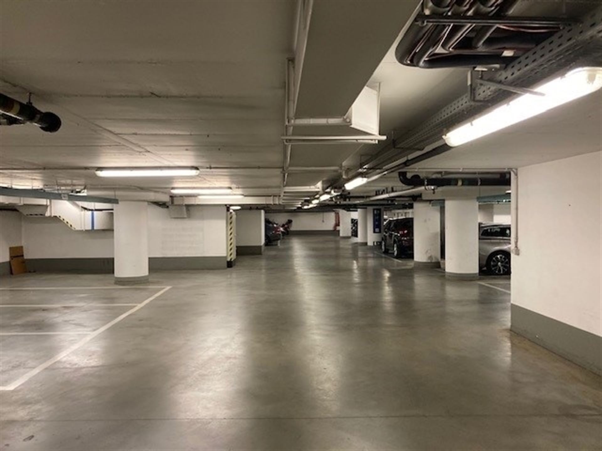 Ruime parkeerplaats kortbij de Europese instellingen - foto 4