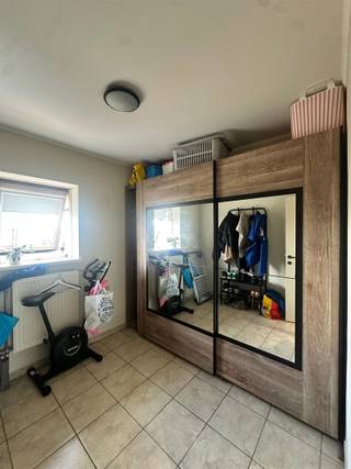 <p><span>Lichtrijk en instapklaar dakappartement met 2 slaapkamers in het centrum van Buggenhout.</span></p><p><span>Op zoek naar een gezellig appartement met een aangename ligging én een energiezuinig karakter? Dit instapklare dakappartement bevindt zich op de bovenste verdieping van residentie Manager, centraal gelegen in Buggenhout en op wandelafstand van het station en de winkelstraat.Met een bewoonbare oppervlakte van ca. 62 m² beschikt het appartement over een praktische en aangename indeling. De leefruimte geniet van een mooie natuurlijke lichtinval en sluit aan op de volledig ingerichte keuken. Verder zijn er twee slaapkamers, waarvan één ruime slaapkamer en een tweede, kleinere slaapkamer die eveneens perfect kan dienstdoen als kinderkamer, bureau of dressing.De badkamer werd recent vernieuwd en is uitgerust met een douche en eigentijdse betegeling. Daarnaast beschikt het appartement over een afzonderlijk toilet en de nodige praktische voorzieningen.Ook op energetisch en technisch vlak heeft dit appartement heel wat te bieden. Het beschikt over een nieuwe condensatieketel op aardgas en een Mitsubishi-warmtepomp van 7 kW. Het appartement behaalt bovendien een EPC-label B met een verbruik van slechts 136 kWh/m²/jaar, waardoor er geen renovatieverplichting van toepassing is.De syndickosten zijn bijzonder beperkt en bedragen slechts 208 euro per kwartaal, inclusief beheer en verzekering van het gebouw. De residentie beschikt daarnaast over een gemeenschappelijke fietsenberging en huisvuilberging.Ook als investering een interessante opportuniteit.Het appartement is momenteel verhuurd aan 625 per maand, wat overeenkomt met een jaarlijkse basishuur van 7.500. Op basis van de huidige vraagprijs vertegenwoordigt dit een rendement van ongeveer 3,50%, vóór eventuele overige eigenaarskosten, belastingen en aankoopkosten.Dankzij de centrale ligging, het gunstige EPC-label B, de beperkte gemeenschappelijke kosten en de onmiddellijke huuropbrengst vormt dit dakappartement een interessante investeringsmogelijkheid voor wie op zoek is naar een combinatie van een stabiele huurinkomst en een energiezuinige woning.Uiteraard is het appartement ook zeer geschikt voor eigen bewoning. De combinatie van de centrale ligging, de instapklare staat, twee slaapkamers, de vernieuwde badkamer maakt dit tot een aangename en praktische woongelegenheid in het centrum van Buggenhout.Voor verdere informatie of een bezoek ter plaatse kan u contact opnemen met Immo Twins via 052/55.55.55 of info@immotwins.be.</span></p>