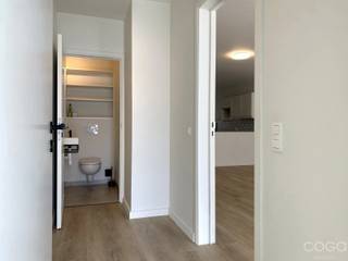 <p><strong>Instapklaar gelijkvloers appartement met garagebox in centrum Wechelderzande</strong></p>
<p>Dit gelijkvloers appartement (ca. 97 m²) is gunstig gelegen in het centrum van Wechelderzande, op korte afstand van winkels, openbaar vervoer en andere voorzieningen. Bovendien is er een zeer vlotte verbinding naar de autosnelweg E34.</p>
<p>Het appartement werd in 2022 volledig gerenoveerd en bevindt zich vandaag in uitstekende staat!</p>
<p>Via de inkomhal met apart gastentoilet komen we in de ruime leefruimte met open keuken. Deze is ingericht met een elektrisch kookvuur, dampkap, dubbele spoeltafel, vaatwasser en kleine koelkast. Aansluitend bevindt zich een praktische berging/wasplaats.</p>
<p>Verder beschikt het appartement over één slaapkamer met ensuite badkamer, uitgerust met een dubbele wastafel in meubel en een moderne inloopdouche.</p>
<p>Via de achterinkomhal bereiken we de aangename, open tuin met terras, waar het heerlijk vertoeven is.</p>
<p>Bij het appartement hoort bovendien een garagebox (nr. 1, uiterst links), die inbegrepen is in de verkoopprijs.</p>
<p><strong>Ook voor investeerders is dit een interessante opportuniteit!</strong> Het appartement is momenteel verhuurd en biedt dus de mogelijkheid om onmiddellijk te investeren in verhuurd vastgoed.</p>
<p><strong>Extra troeven:</strong></p>
<ul>
<li>Volledig gerenoveerd in 2022</li>
<li>Gelijkvloers appartement van ca. 97 m²</li>
<li>Inclusief garagebox</li>
<li>EPC: 123 kWh/m²/jaar – energielabel B</li>
<li>Elektrische installatie conform</li>
<li>Asbestveilig</li>
<li>Lage gemeenschappelijke kosten van ca. € 60/maand</li>
<li>Momenteel verhuurd, ideaal als investering</li>
</ul>
<p><strong> </strong></p>