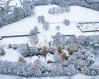 Deze schitterende herenhoeve is gelegen in alle rust op ca 6,1 ha grond. Het eigendom omvat een royale inkomhal, een majestueuze leefruimte met...