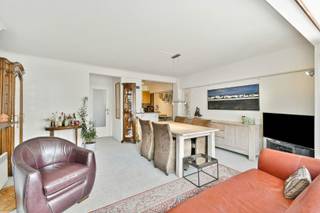 Bent u op zoek naar een ruim appartement op een uitstekende locatie aan de Belgische kust? Dan is dit verzorgd appartement in het centrum van Westende-Bad zeker een bezoek waard. Gelegen op wandelafstand van de zeedijk, het strand, winkels en gezellige horecazaken geniet u hier van alles wat de kust te bieden heeft.<br /><br />De lichtrijke leefruimte vormt het hart van het appartement en biedt voldoende plaats voor een comfortabele zit- en eethoek. Aansluitend bevindt zich de open keuken, die praktisch is ingericht en voorzien is van de nodige toestellen. Daarnaast beschikt het appartement over een handige berging, ideaal voor extra opslag. Verder zijn er twee volwaardige slaapkamers, een badkamer en een afzonderlijk gastentoilet, waardoor het appartement perfect geschikt is als vaste woonst, tweede verblijf of investering.<br /><br />Kortom, een ruim en praktisch ingedeeld appartement op een absolute topligging in Westende-Bad, waar rust, strand en levendigheid hand in hand gaan.<br /><br />Interesse? Contacteer ons vandaag nog voor meer informatie of plan een bezoek in en ontdek zelf de troeven van dit appartement.<br /><br />Neem voorsprong met een vrijblijvende en gratis schatting van uw eigendom via:<br />http://www.residentievastgoed.be/gratisonlineschatten<br /><br />EPC: 367 kWh/m² - UC: 3914148 ~ Vg, Wg, Gvkr, Gvv, Gmo ~ Ref. MI24986