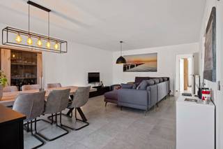 Op zoek naar een energiezuinig appartement mét garage in Maldegem? Dan is dit jouw kans!<br /><br />We betreden het appartement via de inkomhal met apart toilet en vestiaireruimte. De lichtrijke leefruimte geeft uit op een gezellig terras en sluit aan op de halfopen keuken met praktische berging. Het appartement beschikt over twee volwaardige slaapkamers, waarvan één met een zongericht terras.<br />Als extra troef is er een ruime garagebox inbegrepen in de huurprijs.<br /><br />Troeven van dit appartement: <br />- EPC-label A (zeer energiezuinig!) <br />- Zonnepanelen <br />- Regenwater voor toilet en wasmachine<br /><br />Huurprijs: €925 + €60 provisie gemeenschappelijke kosten<br /><br />Interesse in een bezoek?<br />Contacteer Fleur via 0477 82 85 42 of fleur.beernaert@acasa.immo
