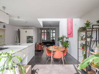 Architecturale burgerwoning naar de hand van Enplus architecten met stadstuin en polyvalente achterbouw op een boogscheut van het stadscentrum. Voor...