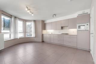 <strong>Wenduine: ruim 3 slaapkamer appartement te koop in een kleinschalige residentie met lift!</strong><br />Op zoek naar een ruim en instapklaar appartement op een toplocatie aan zee? Dan is dit prachtige appartement beslist een bezoek waard. Gelegen op slechts 100 meter van de zeedijk, geniet u hier van een rustige ligging in een zijstraat van de Kerkstraat, terwijl winkels, het zwembad en het openbaar vervoer zich op wandelafstand bevinden.
<p><strong>Indeling</strong><br />Via de inkomhal komt u terecht in de leefruimte met een volledig uitgeruste open keuken. Dankzij de grote raampartijen heeft u directe toegang tot het zuidwestgericht terras. De eerste slaapkamer beschikt over een ensuite badkamer met douche, wastafel en toilet. Aan de achterzijde van het appartement bevinden zich nog twee volwaardige slaapkamers en een 2e badkamer, uitgerust met een dubbele wastafel en een ligbad.</p>
Troeven:
<ul><li>Op slechts 100m van de zeedijk</li><li>Instapklaar en uitstekend gelegen</li><li>Energiezuinig met een gunstig EPC van 168 Kwh/m²</li><li>lift aanwezig in het gebouw</li></ul>
Deze unieke combinatie van troeven, zorgt ervoor dat dit de ideale woonst of 2e verblijf vormt. Meer informatie? Contacteer Ilse op het nummer 0456 96 04 61.<br />
