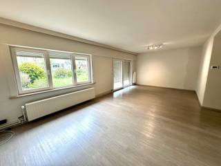 Zeer gunstig gelegen studio in de nabijheid van winkels/warenhuizen, scholen, openbaar vervoer en verbindingswegen/autosnelweg...