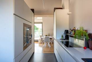 <p>Te koop in het hart van Sint-Amands, met prachtig zicht op de kerk en de Schelde: deze karaktervolle en polyvalente duplexwoning met een bewoonbare oppervlakte van 124 m². De woning wordt als één geheel verhuurd en combineert comfortabel gelijkvloers wonen met een ruime, open loft op de tweede verdieping en een zonnig terras.<br />Op het gelijkvloers (ca. 60 m²) bevindt zich een open slaap-, zit- en eetruimte met keukenhoek, een badkamer met inloopdouche, een ruime dressing en een apart toilet. De vloerverwarming zorgt voor extra comfort. Aansluitend geniet u van een aangename, onderhoudsvriendelijke stadstuin van 65 m², een rustige en private buitenruimte midden in het centrum. De tweede verdieping (ca. 64 m²) is ingericht als lichtrijke open loft met geïntegreerde keuken. Deze verdieping biedt een flexibele indeling en kan naar wens worden ingericht, eventueel met extra slaaphoek. Ook hier is vloerverwarming voorzien, evenals airconditioning en een apart toilet. Via de leefruimte bereikt u het zuidwest georiënteerde zonneterras van 26 m² met mooi zicht op de Schelde. De lift komt rechtstreeks uit in de leefruimte, wat bijdraagt aan het gebruikscomfort.<br />De woning beschikt over een EPC-score B, zonnepanelen en een garage van 19 m². <br />Deze unieke woning is ideaal voor wie ruimte, licht en flexibiliteit weet te waarderen en op zoek is naar kwalitatief wonen op een centrale topligging. Momenteel verhuurd. Het pand heeft een EPC-label B en een UC van 2141351, en is voorzien van centrale verwarming op gas. Voor verdere inlichtingen, neem vrijblijvend contact op via het nummer 03/283 84 84 of mail naar viktor@ax-quality.be.</p>