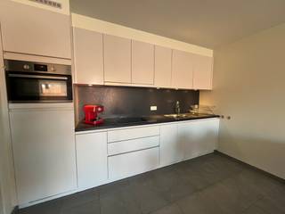 <p>Gemeubeld 1 slaapkamer appartement te huur in een rustige buurt. Het appartement is gelegen in een recent gebouw met een prachtige binnentuin. Lichtrijke ruime living met een mooi terras vooraan van 9m², zongericht. De keuken is ingericht met een frigo met vriesvak, combi-oven, dampkap en elektrische kookplaat. Moderne badkamer met inloopdouche, lavabomeubel en aansluiting voor de wasmachine. Toilet is apart. In de binnentuin hebt u een individuele berghok waar u perfect uw fiets kan in plaatsen. De huurprijs bedraagt €750 aangevuld met €50 forfait algemene onkosten. Het appartement is vrij op 01/08/2026. Ben je geïnteresseerd in dit pand te huur in Oostende? Ga naar de website www.dermul.be, klik op het pand dat je wenst te huren. Via de knop "ik heb interesse" vragen we u kort een profiel in te vullen. Daarna nemen we contact op voor een bezoek. Telefonisch kunnen er geen afspraken gemaakt worden.</p>