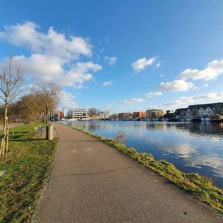 Wat een rustige toplocatie! Dit instapklare appartement is ZO GOED ALS NIEUW en is onder registratierechten te koop (geen BTW!). Het is gelegen in...