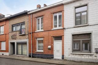 Instapklare woning met o.a. een bewoonbare oppervlakte van 152 m², 5 slaapkamers en garage die toegankelijk is via de Raeymaeckersvest. EPC label...