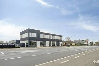 Casco nieuwbouwkantoor van ca. 684m² gelegen in het project 'Hermes' langs de Bruggesteenweg 235 te Hooglede - Gits. Er is een vlotte verbinding...