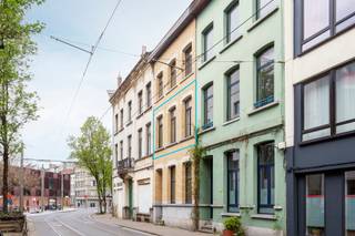 <p>Op zoek naar een lichtrijk appartement op een centrale locatie in Antwerpen? <br />Dan is dit instapklare appartementaan de Provinciestraat precies wat u zoekt.<br /><br />Dit stijlvolle appartement bevindt zich op een toplocatie, op een boogscheut van het bruisende Zurenborg, het gezellige Stadspark en het historische stadscentrum. De omgeving biedt een overvloed aan leuke eet- en drinkgelegenheden, winkels en vlot openbaar vervoer, ideaal voor wie houdt van stadsleven met comfort.<br /><br /></p>
<p>Binnenin geniet u van een aangename leefruimte met enorm veel natuurlijke lichtinval, dankzij de grote raampartijen. De open keuken sluit perfect aan bij de gezellige woonkamer, wat zorgt voor een ruimtelijk gevoel en een moderne uitstraling. Bovendien zijn er authentieke elementen behouden gebleven, zoals de originele parketvloer en de karaktervolle schouw, die extra charme en warmte toevoegen aan het geheel. Daarnaast zijn er doorheen het appartement heel wat ingemaakte kasten voorzien, wat zorgt voor extra opbergruimte en een strak geheel.<br /><br />Verder beschikt het appartement over een volwaardige slaapkamer, een ensuite badkamer met douche, en een bureauruimte ideaal voor thuiswerk. De absolute troef: een gezellig inpandig terras waar u kan genieten van de buitenlucht.<br /><br />Kortom: een perfect gelegen, lichtrijk appartement met alle comfort en zeer lage algemene kosten.<br /><br />Bent u geïnteresseerd in dit karaktervolle appartement?<br />Contacteer LISTED voor een bezoek: +32 3 283 51 51.</p>