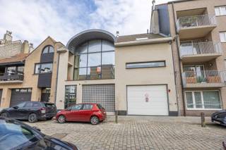 RUIME EN LICHTRIJKE STADSWONING MET ZONOVERGOTEN RUIMTES<br />In de Fortuinstraat 14 bevindt zich deze bijzondere stadwoning met een uitzonderlijk volume en een overvloed aan natuurlijk licht. Oorspronkelijk bewoond door een kunstenaar, ademt deze woning creativiteit en openheid, met ruimtes die zich perfect lenen voor uiteenlopende invullingen. De ligging is bijzonder interessant, vlakbij het station, het Maria Hendrikapark en de Mercator.<br />Wat meteen opvalt zijn de grote raampartijen en de gunstige zonoriëntatie, waardoor de woning de hele dag baadt in het licht en een bijzonder aangename sfeer creëert.<br />Op het gelijkvloers vindt u een indrukwekkende open ruimte die momenteel dienst deed als expositieruimte. Dankzij de grootte en toegankelijkheid kan deze verdieping moeiteloos worden ingericht als garage, opslagruimte, praktijkruimte of atelier.<br />De eerste verdieping vormt het hart van de woning met een ruime en lichtrijke leefruimte die uitgeeft op een groot terras. Aansluitend bevindt zich de keuken. Verder zijn er op deze verdieping een afzonderlijk toilet, een praktische berging en een extra ruimte die perfect kan dienen als bureau of atelier.<br />Op de tweede verdieping bevinden zich drie volwaardige slaapkamers en een badkamer.<br />De woning onderscheidt zich door haar volumes, flexibiliteit, de uitzonderlijke lichtinval en de centrale ligging.
<ul>
<li>Bewoonbare oppervlakte: 315 m² + terrassen</li>
<li>EPC: 290 kWh/m² (label C)</li>
<li>Verwarming: aardgas</li>
</ul>