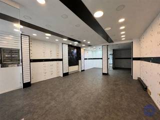 <p><span>Informatie handelspand:</span></p><p><span>Gelegen in de bruisende Offerandestraat, één van de meest levendige en drukbezochte winkelstraten van Antwerpen, biedt dit handelspand een uitstekende opportuniteit voor ondernemers die op zoek zijn naar maximale zichtbaarheid en een constante passage. De Offerandestraat is gelegen in een zijstraat van de gekende Turnhoutsebaan en vormt opzich een winkelstraat uit die in Antwerpen gekend is. Dankzij de combinatie van een dichtbevolkte buurt, een divers winkelaanbod en de uitstekende bereikbaarheid met het openbaar vervoer geniet uw zaak hier van een sterke commerciële uitstraling en optimale visibiliteit. Het pand beschikt over een totale oppervlakte van circa 170 m² en bestaat uit een ruim commercieel gelijkvloers van ca. 90 m² met een grote etalage aan de straatzijde, aangevuld met een volledig onderkelderde verdieping van ca. 80 m². De ruime etalage zorgt voor een uitstekende presentatie van uw producten of diensten en biedt maximale zichtbaarheid voor voorbijgangers. Bovendien is de winkel voorzien van een ijzeren veiligheidsafsluiting, wat extra beveiliging biedt buiten de openingsuren. De kelder biedt tal van mogelijkheden als stockageruimte of aanvullende opslag, wat een belangrijke meerwaarde vormt voor diverse handelsactiviteiten. verder is er ook een apart toilet met lavabo. De open indeling zorgt bovendien voor een grote flexibiliteit bij de inrichting van uw zaak, waardoor het pand zich uitstekend leent voor detailhandel, een conceptstore, showroom of commerciële dienstverlening.</span></p><p><span>Indeling</span></p><ul><li><span>Winkeloppervlakte van ca. 90m².</span></li><li><span>Kelderoppervlakte van ca. 80m².</span></li><li><span>Toiletruimte met lavabo.</span></li><li><span>Mogelijke invulling: winkel/boetiek, geen horeca.</span></li><li><span>EPC niet van toepassing.</span></li><li><span>Verwarming via radiatoren. </span></li></ul><p><span> </span></p><p><span>Algemene informatie</span></p><ul><li><span>Huurprijs: 1.950 EUR/maand + 308,50 EUR/maand kosten.</span></li><li><span>Per direct beschikbaar.</span></li></ul><ul><li><span>Onroerende voorheffing ten laste van de huurder: ca. 3700 EUR/jaar.</span></li><li><span>Algemene kosten: 308,50 EUR/maand, dit is de verdeling van de onroerende voorheffing per maand.</span></li></ul><ul><li><span>Commissie ten laste van de huurder: 15% van de jaarhuur excl. Btw.</span></li></ul><ul><li><span>Individueel verbruik van gas, water en elektriciteit. </span></li><li><span>Waarborg: 6 maanden.</span></li><li><span>Opmaak plaatsbeschrijving is bespreekbaar. </span></li></ul><p><span> </span></p><p><span>Gebouw</span></p><ul><li><span>Handelspand gelegen op de gelijkvloers verdieping met kelder.</span></li><li><span>Bovenliggend appartement. </span></li></ul><p><span> </span></p><p><span>Ligging</span></p><ul><li><span>Op uitstekende locatie in een winkelstraat met tal van boetieks.</span></li><li><span>Gelegen in een zijstraat van de Turnhoutsebaan.</span></li></ul><p><span> </span></p><p><span> </span></p><p><span>*De informatie in deze prospect is ter informatieve titel: de kandidaat-huurders moeten hun eigen zaak maken van het verkrijgen, controleren en interpreteren van deze informatie.</span></p><p><span> </span></p><p><span> </span></p>