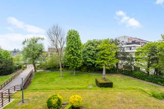 Verzorgd appartement op de derde verdieping van een goed onderhouden residentie met zeer centrale ligging in een groene omgeving.<br /><br />Inkomhal met slaaphoek, ruime woonkamer uitgevend op een aangenaam zonneterrasje met mooi uitzicht op de tuin, ingerichte kookhoek, badkamer met ligbad, enkel lavabomeubel en toilet. Ondergrondse, privatieve kelder inbegrepen.<br /><br />Het appartement is reeds jaren verhuurd. Mooi huurrendement.