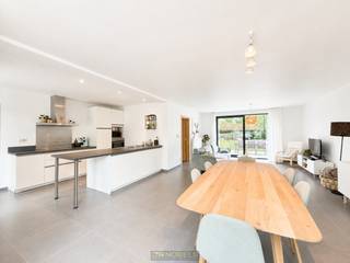 Te huur, lichtrijke, energiezuinige en moderne nieuwbouw te Oudenaarde<br /><br /><strong>ABSOLUTE AANRADER</strong>! Verwend met een kwalitatieve afwerking en genietend van een rustige ligging zorgt deze driegevelwoning ongetwijfeld voor een sfeervolle thuis. Gezien de huidige isolatienormen spreken we hier uiteraard van een energiezuinige woning, wat zich uit in lage energiefacturen.<br /><br />Even een korte rondleiding; inkom met afzonderlijk toilet, bureau, lichtrijke woonkamer met open keuken, ruime berging. Op de verdieping treffen we 2 slaapkamers, een badkamer en een afzonderlijk toilet. Buitenshuis is het heerlijk vertoeven in de afgesloten tuin met zonnig terras en tuinhuis. <br /><br />Adres: Meerspoort 39B, 9700 Oudenaarde<br />Beschikbaar vanaf 1 september (mogelijkheid om vanaf 15/08 te huren) <br />Huurprijs: €1085/mnd<br />EPC: 127 kWh/m²<br /><span>Mogelijk overstromingsgevoelig</span>