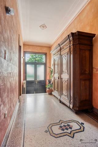 <p><span>Te koop in Borgloon Ruim en karaktervol woonhuis met 5 slaapkamers</span><span>.</span></p><p><span>In het hart van het charmante Borgloon vindt u dit </span><span>prachtige huis</span><span> met tal van troeven. </span></p><p><span>De woning beschikt over </span><span>vijf ruime slaapkamers</span><span> en </span><span>twee badkamers</span><span>, waardoor ze perfect is voor een groot gezin of wie houdt van extra ruimte.</span></p><p><span>De </span><span>lichtrijke woonkamer</span><span> vormt het warme hart van het huis, met voldoende plek voor zowel gezellige familiediners als ontspannende avonden. Achteraan geniet u van een </span><span>mooie stadstuin</span><span> een groene oase midden in de stad waar u in alle rust kunt vertoeven.</span></p><p><span>De woning heeft </span><span>geen renovatieverplichting</span><span>, waardoor u meteen kunt intrekken en desgewenst nog uw eigen stempel kunt drukken.</span></p><p><span>Verder beschikt het pand over een </span><span>dubbele garage</span><span> en extra bergruimte, ideaal voor wie comfort en functionaliteit belangrijk vindt.</span></p><p><span>Troeven op een rij:</span></p><ul><li><span>Gelegen in het pittoreske Borgloon</span></li><li><span>5 slaapkamers & 2 badkamers</span></li><li><span>Lichtrijke woonkamer</span></li><li><span>Mooie stadstuin</span></li><li><span>Dubbele garage</span></li><li><span>Geen renovatieverplichting</span></li><li><span>Deels gerenoveerd</span></li></ul><p><span>Mis deze unieke kans niet om in één van de gezelligste stadjes van Limburg te wonen!</span></p><p><span>Voor een bezichtiging dien je eerst een afspraak te maken, bel dus even naar Filip: 0475/86 04 89 of stuur een mail: filip@janssenenjanssen.be</span></p><p><span> </span></p>