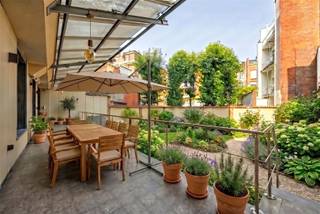<p><span>High end gelijkvloers bel-étage ca 410m² op het Zuid met grote garage, sauna, fitness, tuin en terrassen.</span></p><p><span> </span></p><p><span>Ideale locatie:</span></p><p><span>* Het Zuid aan de kant van de Schelde</span></p><p><span>* Langs sideway van de Amerikalei bij het KMSKA</span></p><p><span>* Ruim kwaliteitsaanbod horeca</span></p><p><span>* Zo weg naar alle richtingen</span></p><p><span> </span></p><p><span>Exclusieve residentie met topfaciliteiten.</span></p><p><span>Dit luxueuze gelijkvloers beschikt over twee royale slaapkamers, drie stijlvol ingerichte badkamers. Ervaar ultiem comfort en ontspanning in de privé-sauna en de moderne fitnessruimte. Een ruime garage biedt plaats aan drie auto's achter elkaar, aangevuld met extra parkeergelegenheid voor de poort.</span></p><p><span> </span></p><p><span>Het appartement is beveiligd met zowel een buiten- als binnensluis, voorzien van geavanceerde sectionale poorten. Een werkruimte en technische ruimte bieden praktische oplossingen voor diverse behoeften, terwijl het volledige pand is uitgerust met airconditioning en een state-of-the-art alarmsysteem, inclusief camera's en een directe verbinding met de meldkamer en iPhone-integratie. De CV installatie stuurt digitaal individuele kamers aan. Voorzien van Domotica.</span></p><p><span> </span></p><p><span>De elegante woonkamer met een design gashaard vormt het hart van de woning, grenzend aan een centraal gepositioneerde, open keuken die aansluit op de eetruimte, terrassen en de prachtig aangelegde tuin. Een glazen deursysteem leidt naar een aparte bureauruimte of een derde slaapkamer met een eigen vierde badkamer.</span></p><p><span> </span></p><p><span>De royale verharde tuin biedt zowel zon als schaduw, met deels overdekte terrassen en een pittoreske vijverpartij die een oase van rust en privacy creëert.</span></p><p><span> </span></p><p><span>EXTRA:</span></p><p><span>* Sauna is infrarood plus stoom.</span></p><p><span>* Alarm binnen en buiten, met camera’s en verbonden met centrale en iPhone </span></p><p><span>* Asbestvrij </span></p><p><span>* Elektra conform met uitgebreide plans en genummerde circuits</span></p><p><span>* Alle aan- en afvoer leidingen zijn nieuw van 2018. Pre leidingen voor badkamer bij glazen deur bureau ingeval daar slaapkamer met badkamer komt.</span></p><p><span>* EPC B! (Nieuwe dakisolatie, gevelisolatie, nieuwe voordeur, …)</span></p><p><span> </span></p><p><span>Wens je dit exclusief vastgoed te bekijken? Aarzel dan niet en contacteer ons via 036466655 of info@sinjoor.be</span></p>