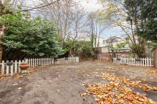 Op het beste commerciële stuk van de Bredabaan bevindt zich dit uitzonderlijke neo-classicistische herenhuis, waar historische grandeur en...