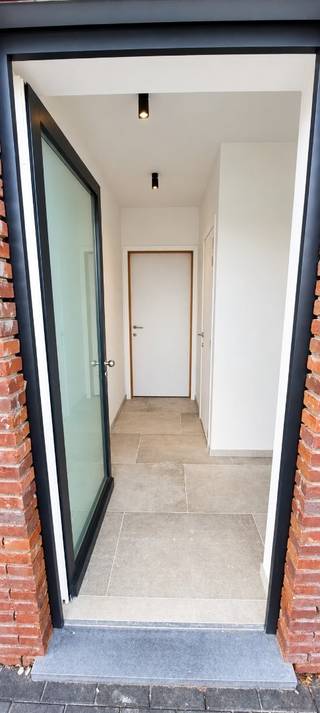 Vlakbij de Sint-Pieterskerk vinden we deze recente gezinswoning, gebouwd in 2024 terug. De woning werd opgetrokken met kwalitatieve en energiezuinige materialen en biedt dankzij het verrassend ruime woonvolume bijzonder veel leefcomfort. Met een E-peil van 30 is ook de energieprestatie uitstekend.<br /><br />Via de inkomhal met gastentoilet komen we in de ruime en lichtrijke leefruimte met een geïnstalleerde open keuken. Daarnaast beschikt de woning op het gelijkvloers over een aparte ruimte die perfect dienst kan doen als speelkamer of home-office. Verder vinden we aanpalend een inpandige garage en praktische wasplaats. Voor de woning bevindt zich een privatieve oprit met toegang tot de garage.<br /><br />Op de eerste verdieping bevinden zich drie ruime slaapkamers en een badkamer, uitgerust met een inloopdouche, toilet en dubbele wastafel. Extra bergruimte is voorzien op de zolderverdieping en in het ruime tuinhuis.<br /><br />Achteraan geniet de woning van een aangename zuidgerichte tuin met terras, ideaal om in alle rust te ontspannen of gezellig buiten te zitten. Een bijkomende troef is de uitweg achteraan, die rechtstreeks paalt aan het naastgelegen schooltje.<br /><br />De woning beschikt onder meer over vloerverwarming en zeven zonnepanelen, wat het energiezuinige karakter verder benadrukt. Bovendien wordt de woning verkocht onder het stelsel van de registratierechten, waarbij onder voorwaarden het verlaagde tarief van 2% mogelijk is. Momenteel is de woning verhuurd aan € 1.100 per maand, waardoor deze eigendom ook interessant kan zijn als investering. De woning kan vrij zijn in overleg.<br /><br />Een recente, energiezuinige woning met een mooie leefruimte, drie ruime slaapkamers, een garage, zuidgerichte tuin én een uitstekende ligging nabij het centrum en diverse voorzieningen.<br /><br />Interesse om deze woning te ontdekken? Bel of mail Jasper via 0479 27 71 92 of jasper@immopottelberg.be.