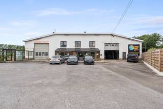 Structura.biz stelt u dit ruime magazijn met kantoren en woonst te koop voor.Het gebouw is uitgerust met 4 sectionaalpoorten, wat zorgt voor een...