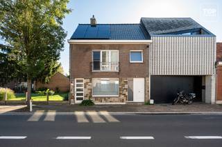 Op zoek naar een instapklare en energiezuinige woning met uitzonderlijk veel buitenruimte? <br />Deze verzorgde woning in Kalken combineert dit allemaal! <br /><br />De woning beschikt over een dubbele leefruimte, een functionele keuken en twee volwaardige slaapkamers. Daarnaast is er een geïsoleerde zolder die, mits het plaatsen van een vaste trap, de mogelijkheid biedt om ingericht te worden als derde slaapkamer.<br />Een absolute troef is de bijzondere tuin. Deze bestaat uit een mooi aangelegd gedeelte en een grote gazonzone daarachter. <br />Extra genieten kan op het zonneterras.<br /><br />Ook op energievlak scoort deze woning sterk: EPC-label B én zonnepanelen aanwezig<br /><br />Interesse in deze parel?<br /><br />Contacteer Top Vastgoed voor een bezoek op 0475 700 700!