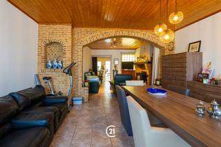 <p>Op zoek naar een gezellige woning op een strategische locatie? Deze charmante woning in de Gentsestraat 81 te Geraardsbergen biedt een ideale combinatie van comfort en bereikbaarheid.</p><p>De woning beschikt over een ruime en lichtrijke leefruimte, twee volwaardige slaapkamers en een aangename tuin waar u in alle rust kunt genieten van het buitenleven. In de straat is bovendien ruim voldoende parkeergelegenheid, wat zorgt voor extra praktisch comfort.</p><p>Dankzij de uitstekende ligging, op korte afstand van het centrum van Geraardsbergen en nabij de belangrijkste invalswegen, geniet u van een vlotte verbinding terwijl winkels, scholen en andere voorzieningen binnen handbereik liggen.</p><p>De woning is momenteel verhuurd, waardoor ze ook een interessante opportuniteit vormt voor investeerders die op zoek zijn naar een eigendom met onmiddellijk rendement.</p><p>Voor meer informatie of een bezoek, contacteer ons kantoor!</p>