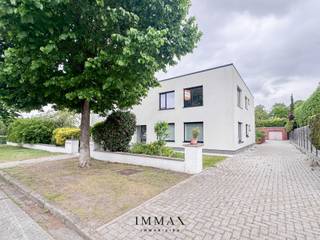 Een gerenoveerd appartement op een rustige en aangename ligging in Assebroek, vlakbij de Kinderboerderij. Dankzij de vlotte bereikbaarheid en...