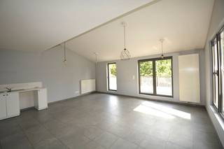 Ruim en energiezuinig appartement op de eerste verdieping (met lift) met 2 slaapkamers, riant terras, ondergrondse autostaanplaats en kelderberging in het centrum van Broechem, bestaande uit: inkomhal met ingemaakte vestiairekast en apart toilet met handenwasser; leefruimte (30 m²) met open keuken voorzien van keramische kookplaat, dampkap, oven en kasten; berging met aansluiting voor wasmachine; badkamer met inloopdouche en lavabomeubel en 2 slaapkamers (12 m² + 8 m²). Tevens beschikt het appartement nog over een riant terras (26 m²), een ondergrondse autostaanplaats en een kelderberging. Gunstig gelegen in het centrum van Broechem. Aparte nutsmeters, individuele CV op aardgas en ramen in aluminium schrijnwerk met dubbele beglazing. Het appartement wordt nog volledig geschilderd tegen sleuteloverhandiging. Provisie gemeenschappelijke kosten: 75 euro/maand. EPC: 108 kWh/m². Beschikbaar vanaf 1 oktober 2026.