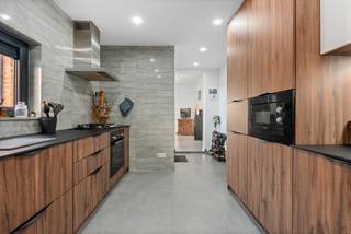 Te koop: Recent gerenoveerde woning in Sint-Niklaas, op korte afstand van het centrum van Nieuwkerken.Deze woning werd recent volledig gerenoveerd en...